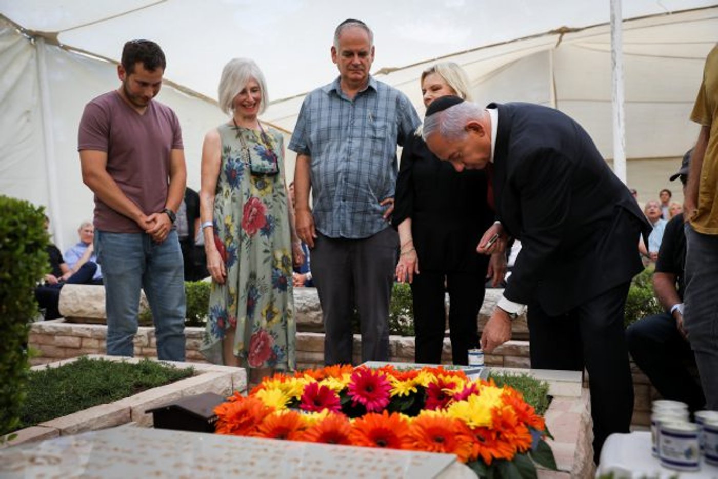 בני משפחת נתניהו על הקבר של יוני (אוליביה פיטוסי/פלאש90)