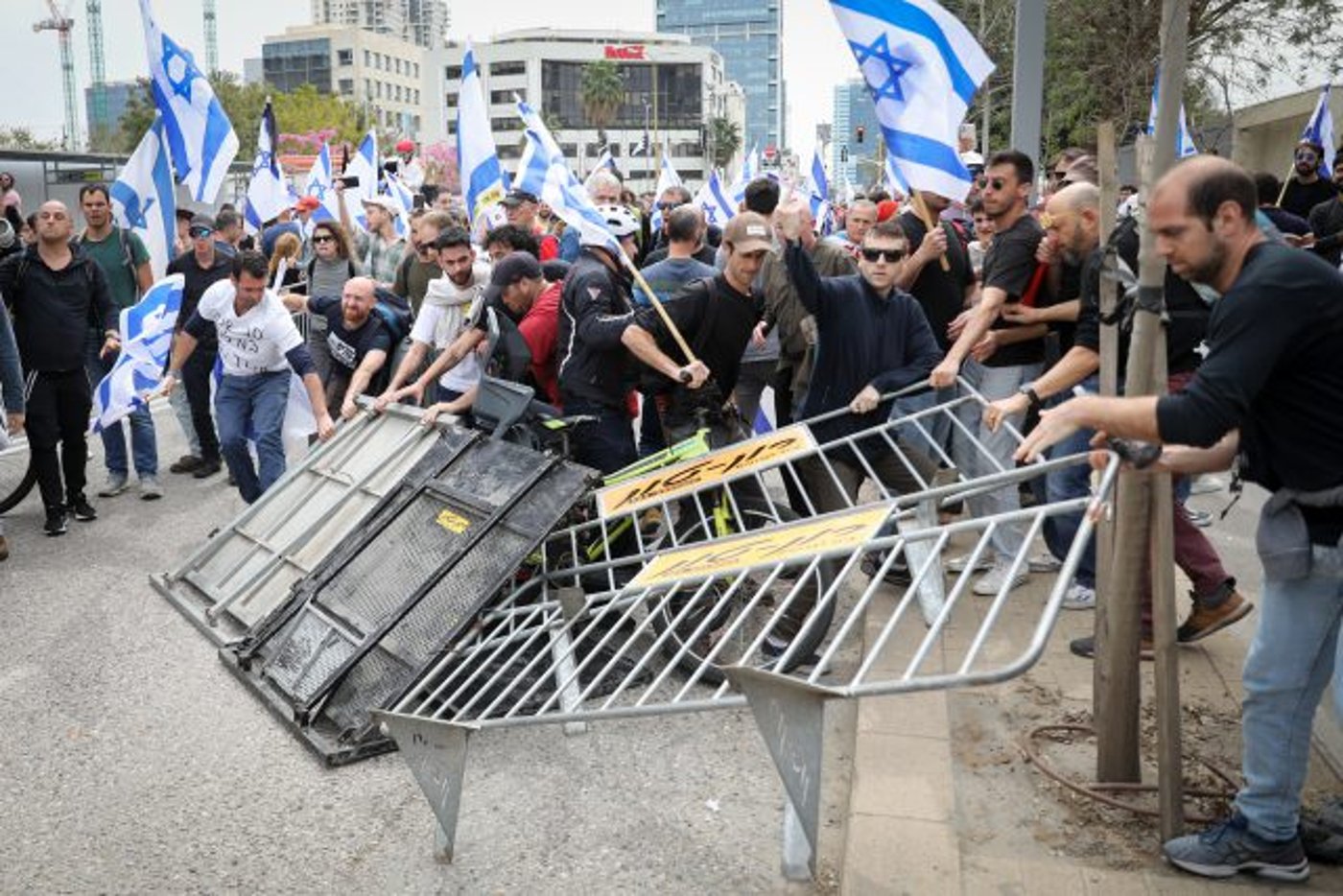 המפגינים פורצים את הגדרות ליד נתיבי איילון (פלאש90)