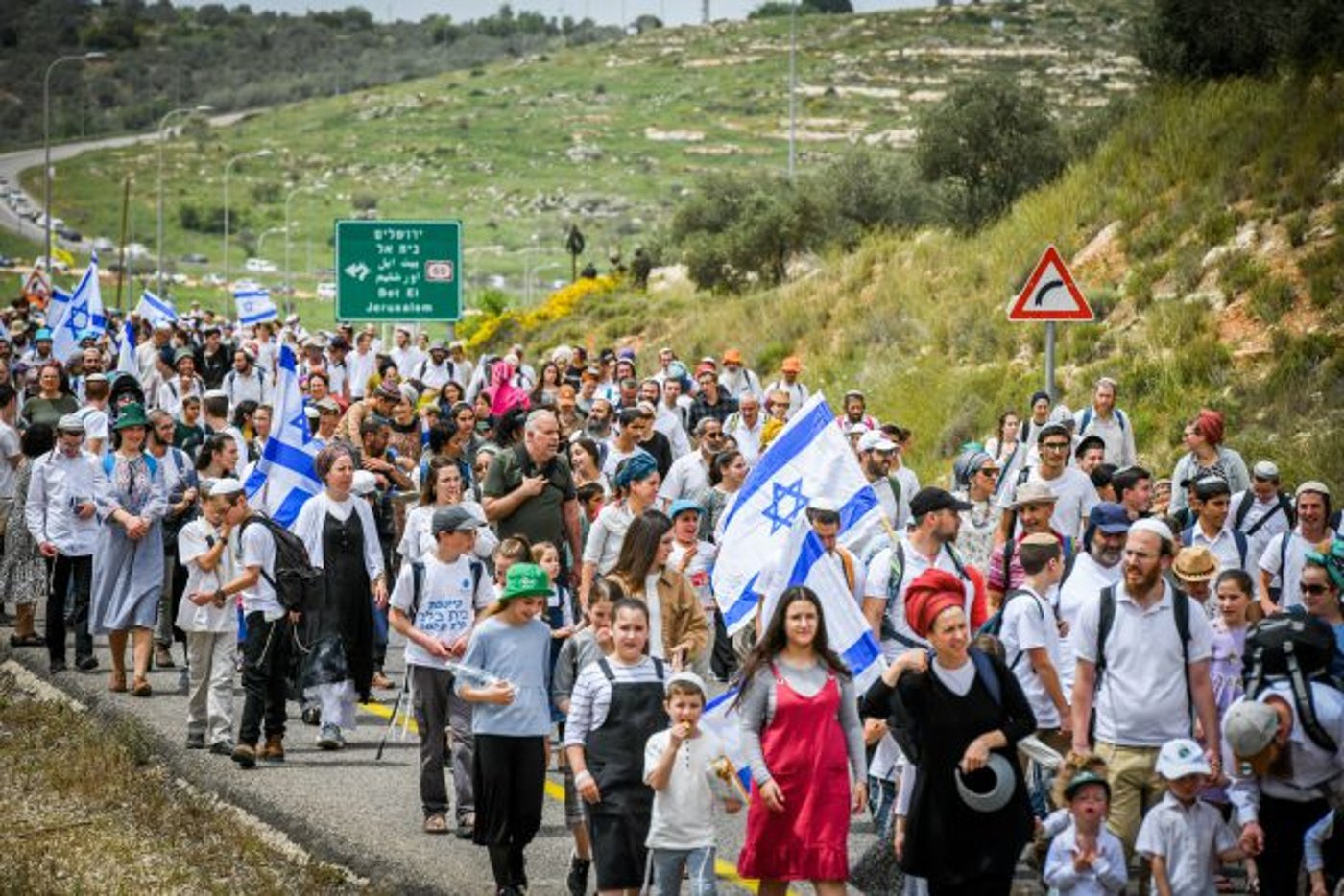 בנוכחות שרים וח"כים: אלפי בני אדם צועדים לאביתר