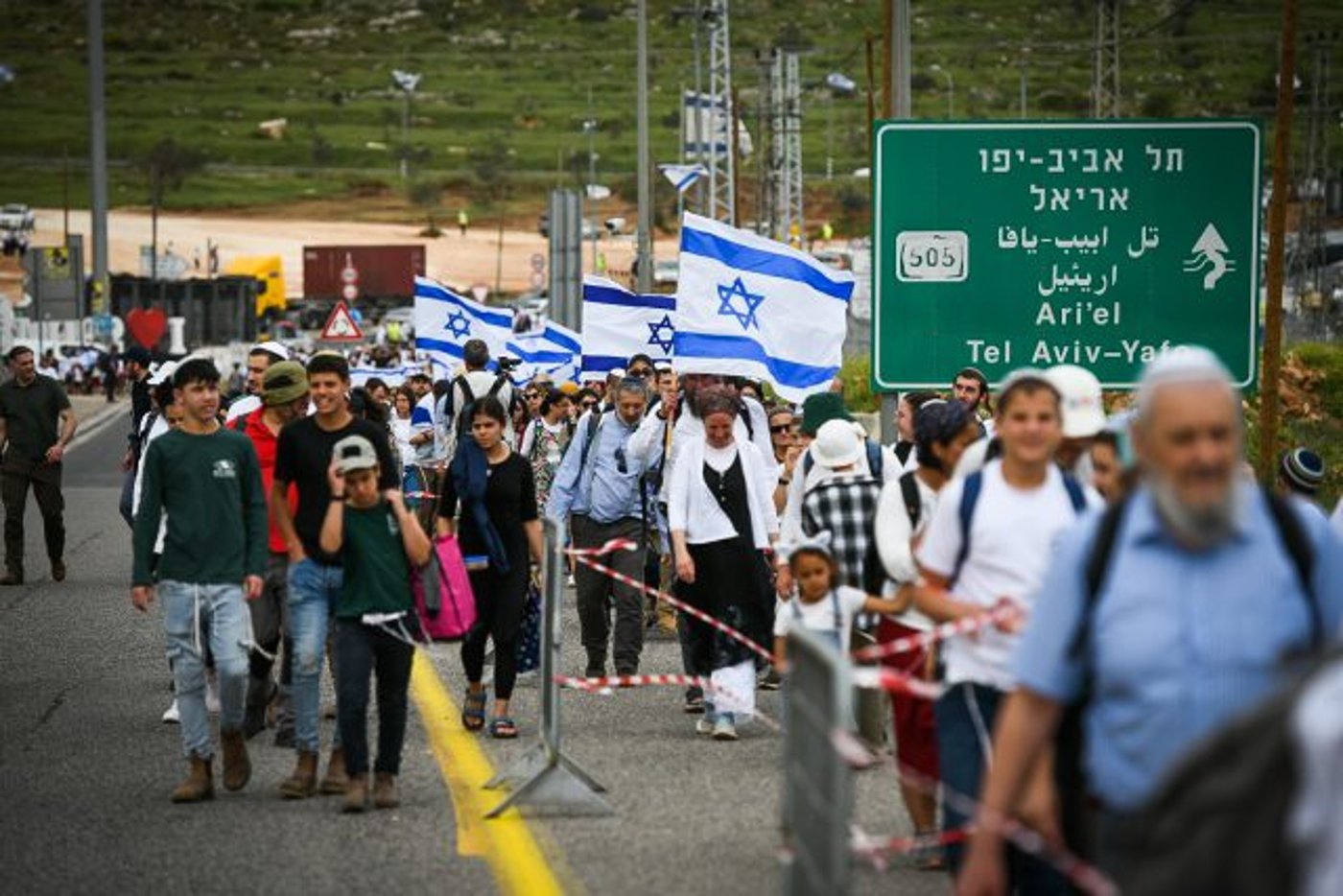 בנוכחות שרים וח"כים: אלפי בני אדם צועדים לאביתר