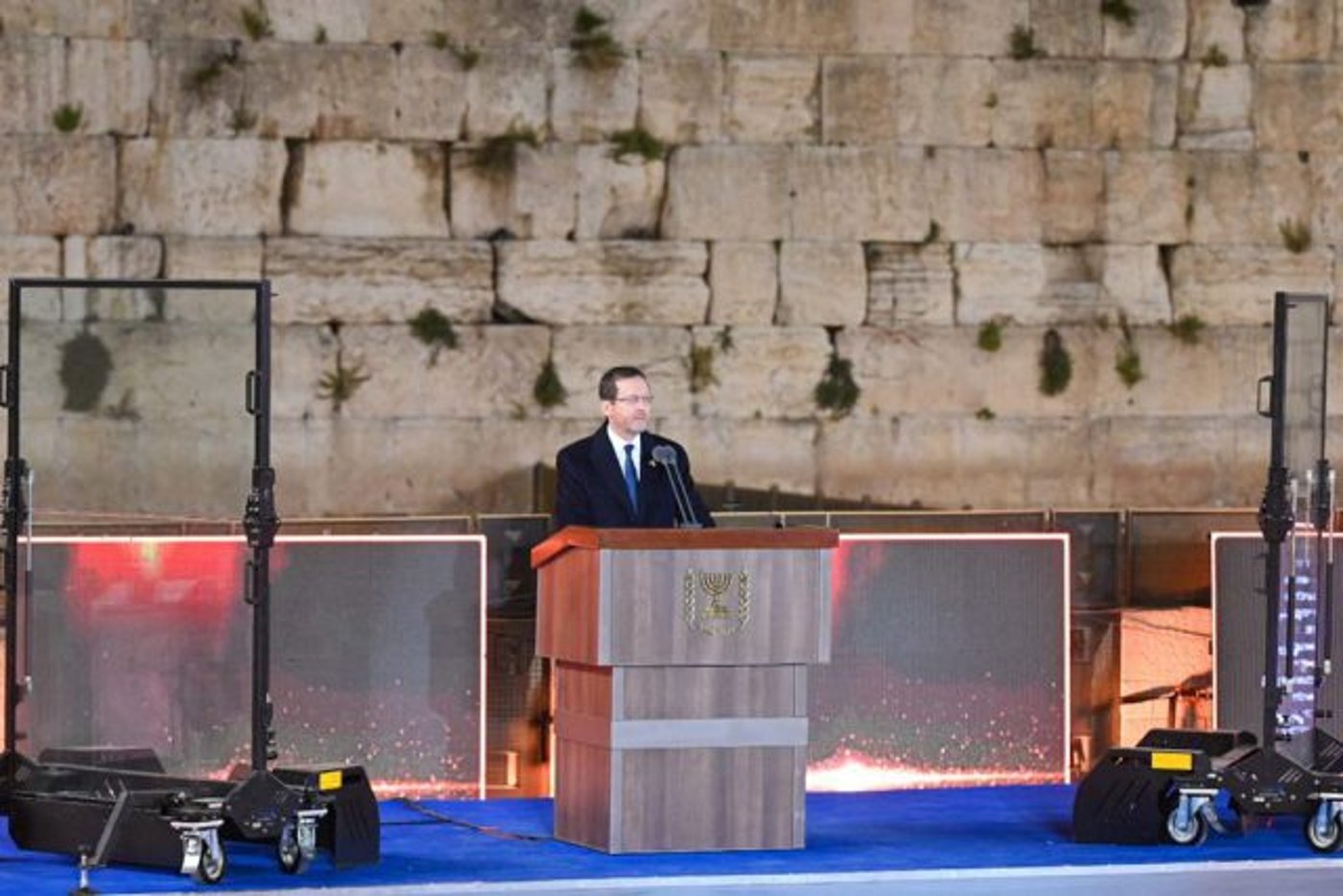 מתייחדים לזכרם: צפו בטקס יום הזיכרון מהכותל המערבי