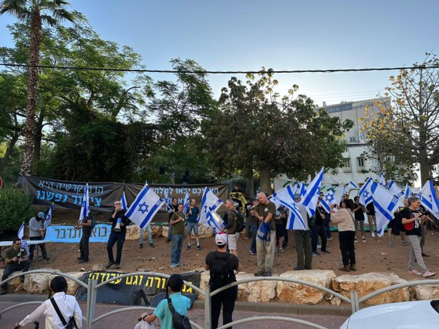 ההפגנה בבני ברק (אחים לנשק)