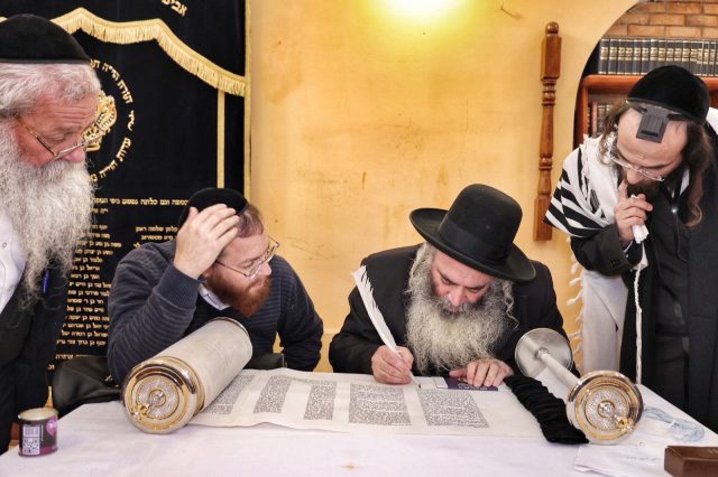 הרב אלחדד כותב ספר תורה לעילוי נשמת הנפטרים (ישי ירושלמי, בחדרי חרדים)