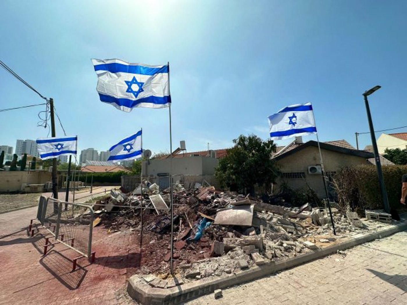 הבית ספג פגיעה ישירה: בעירייה הניפו דגלים