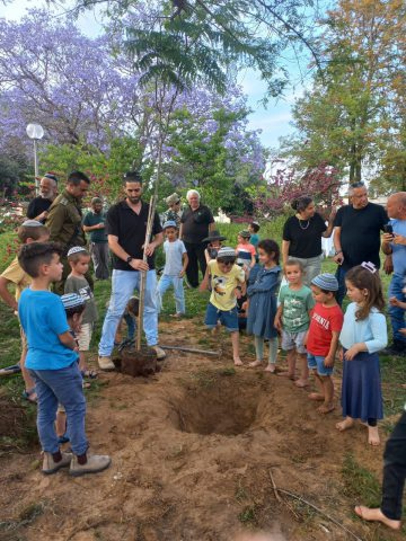 ילדי כרם שלום שתלו עצים בבורות שנפערו מהרקטות