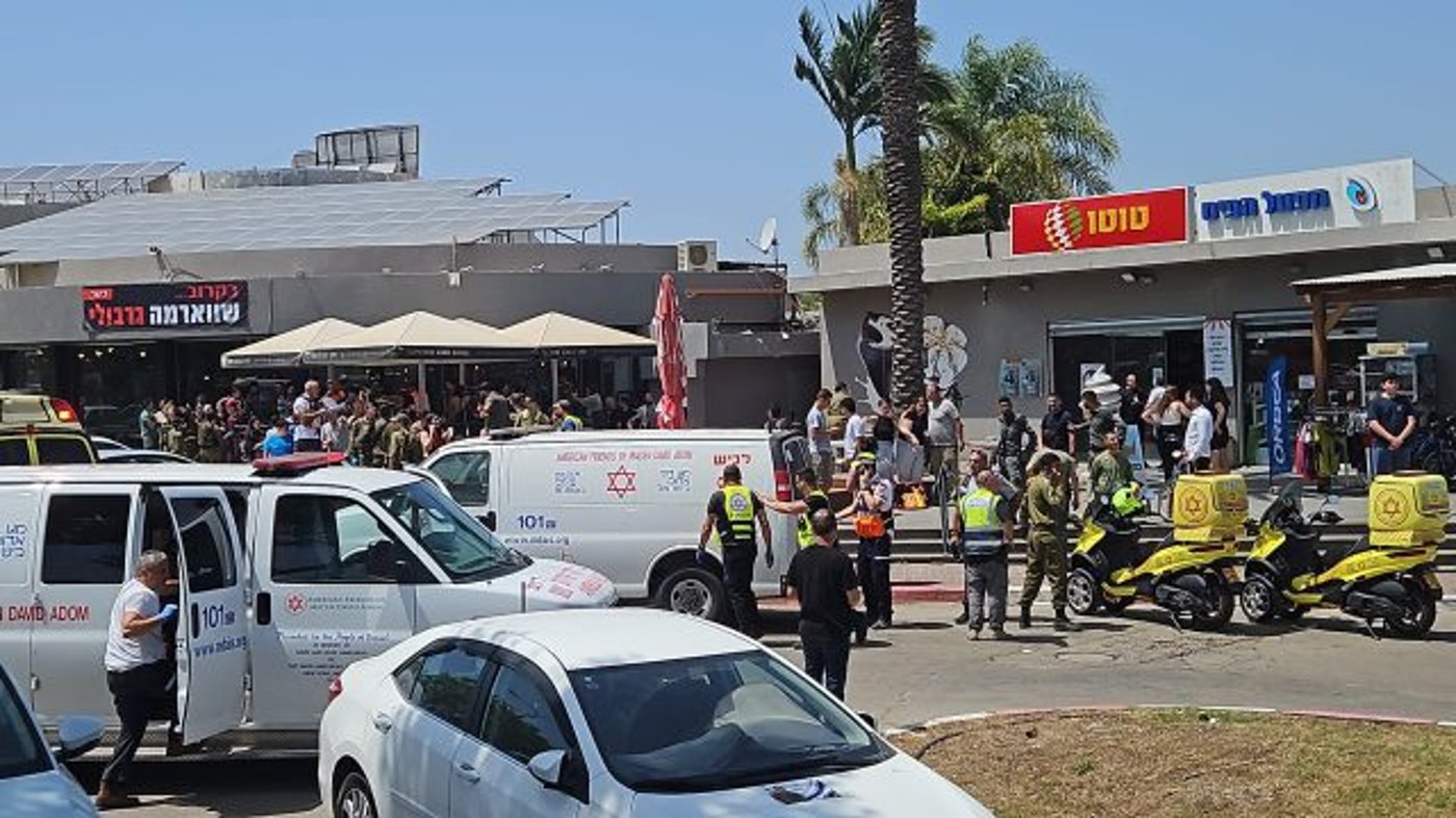 משאית פגעה באוטובוס ביד מרדכי, 27 פצועים במקום