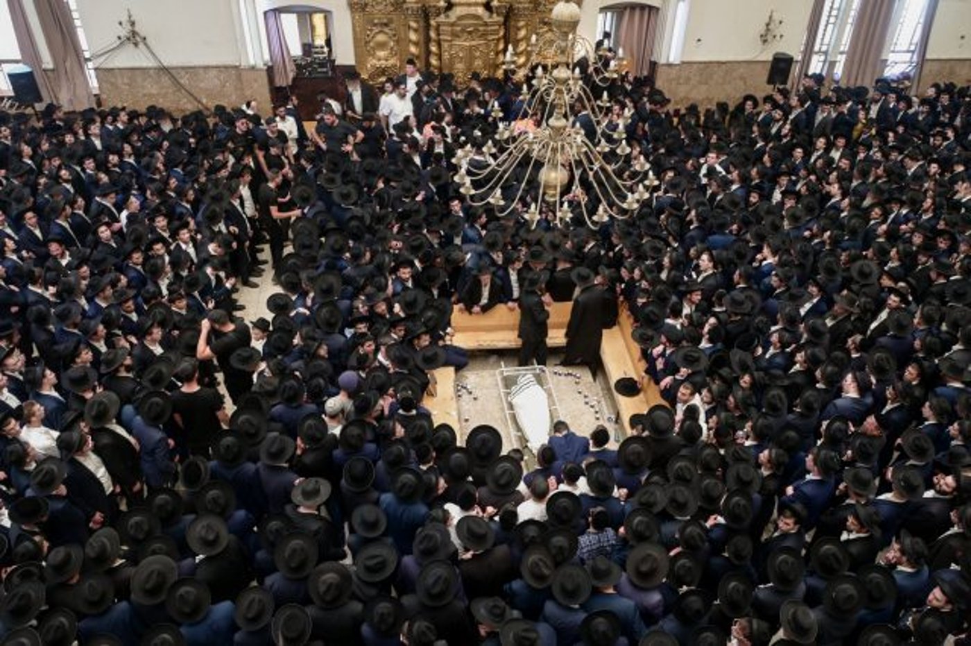 הרב אדלשטיין בתוך היכל ישיבת פוניבז' (אבשלום ששוני/פלאש90)