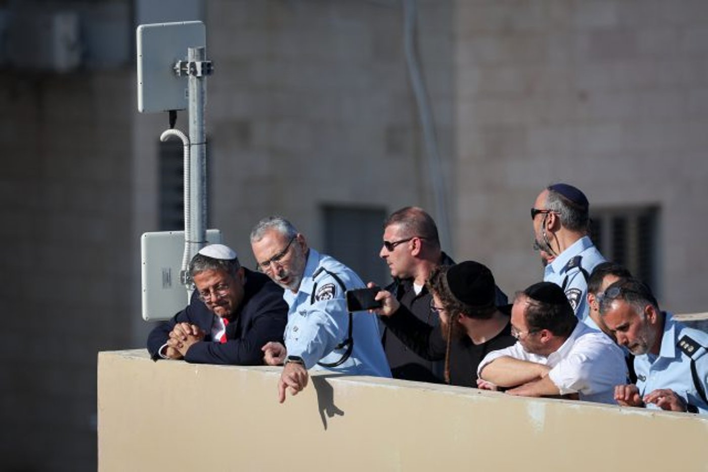 השר לביטחון לאומי איתמר בן גביר עם מפקד המחוז