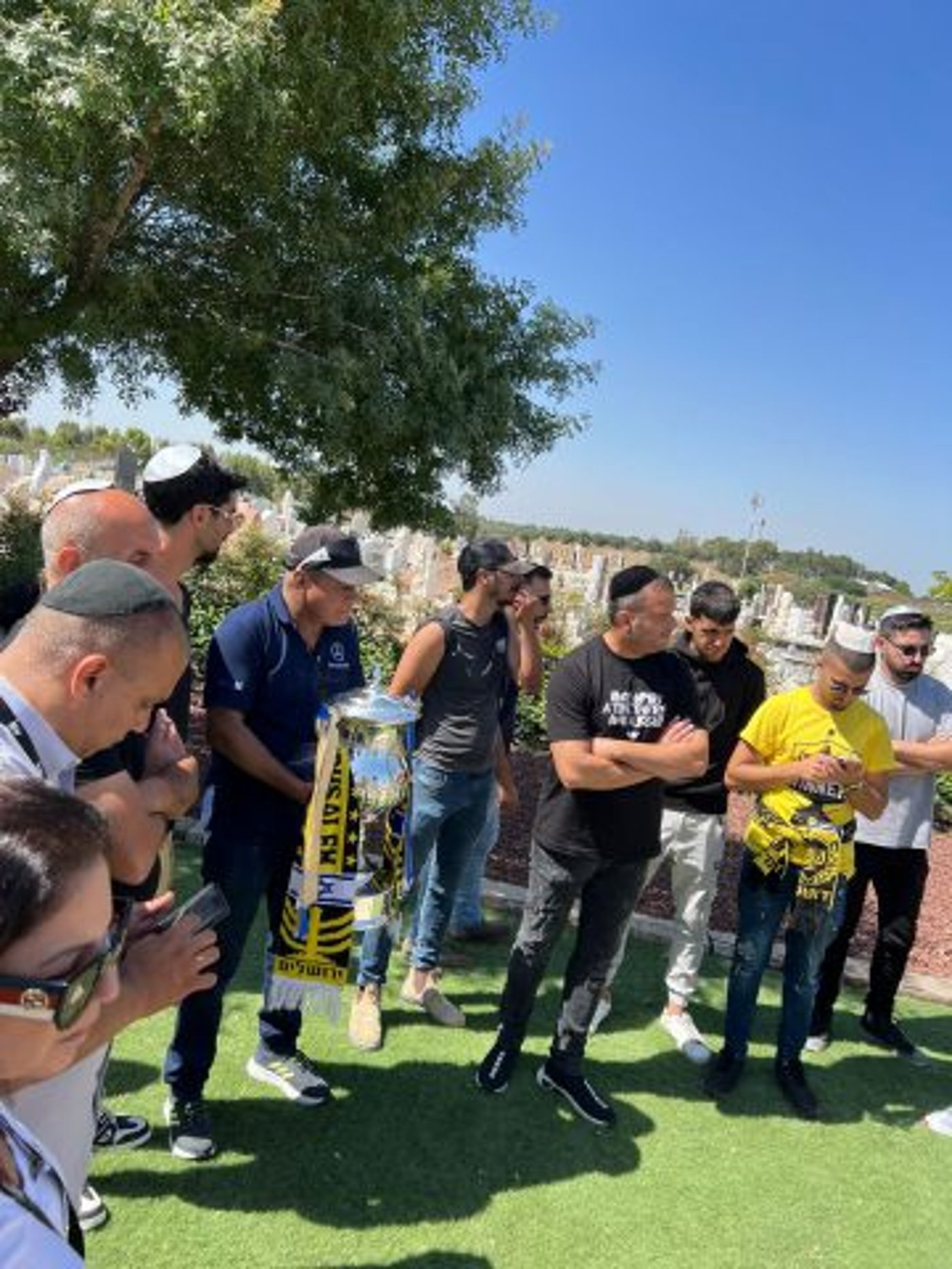 מרגש: קפטן בית"ר הביא את הגביע לקבר הקצין שנפל