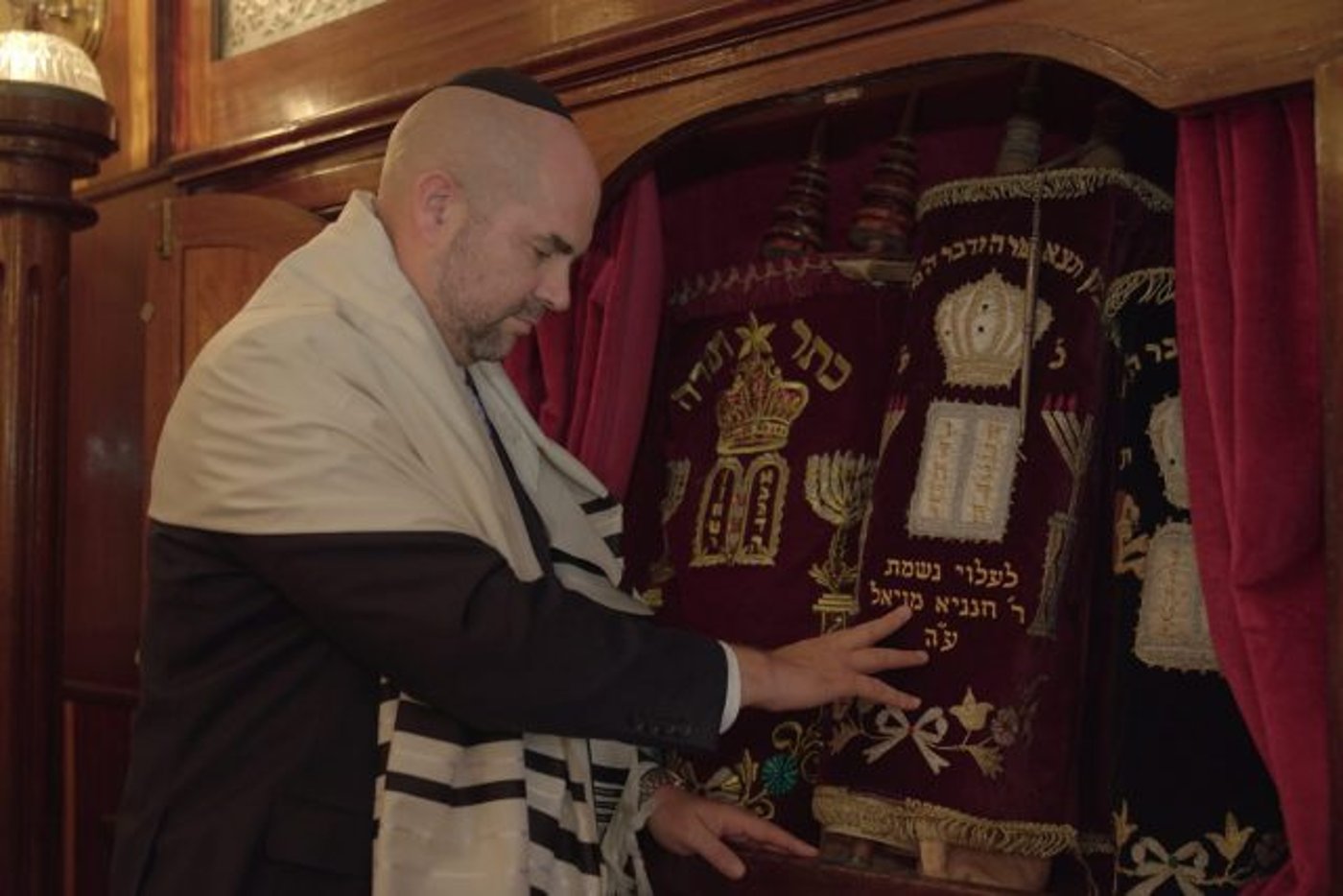 מרגש: אמיר אוחנה בבית הכנסת של אביו במרוקו