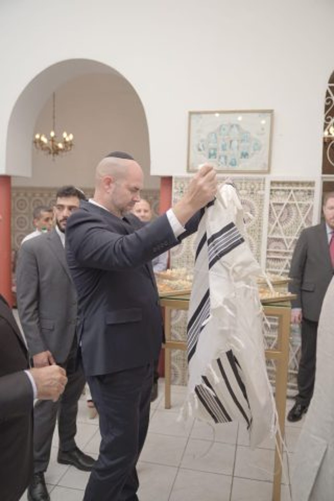 מרגש: אמיר אוחנה בבית הכנסת של אביו במרוקו