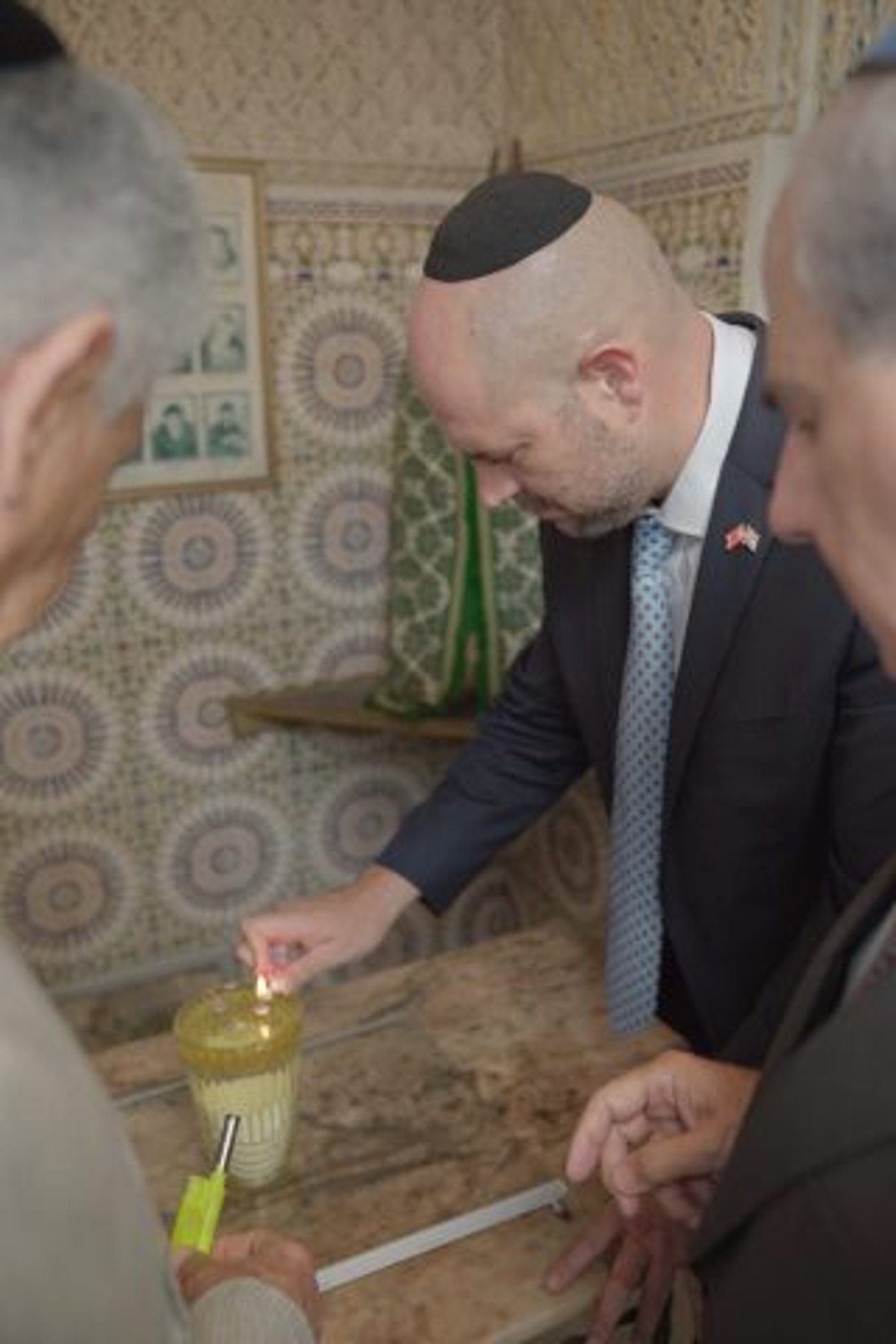 מרגש: אמיר אוחנה בבית הכנסת של אביו במרוקו