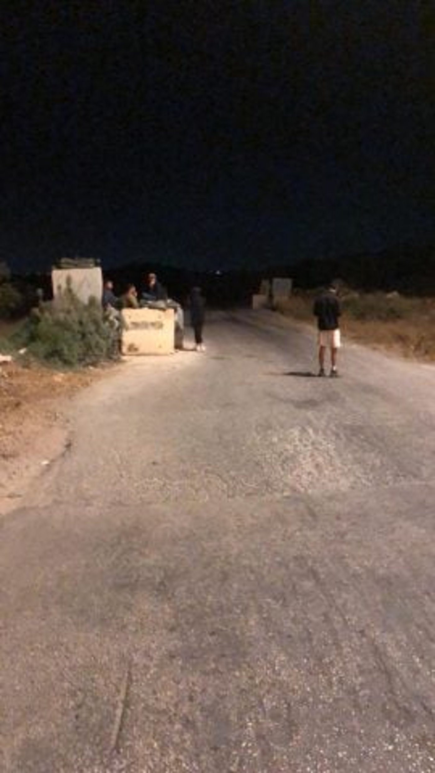 תושבים מאיישים את המחסום במהלך הלילה (הפורום למאבק על צפון השומרון)