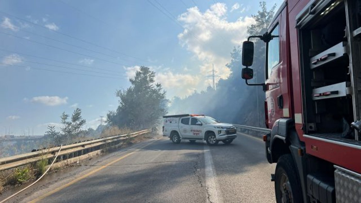 שריפה סמוך לכביש 1; הושגה שליטה על האש