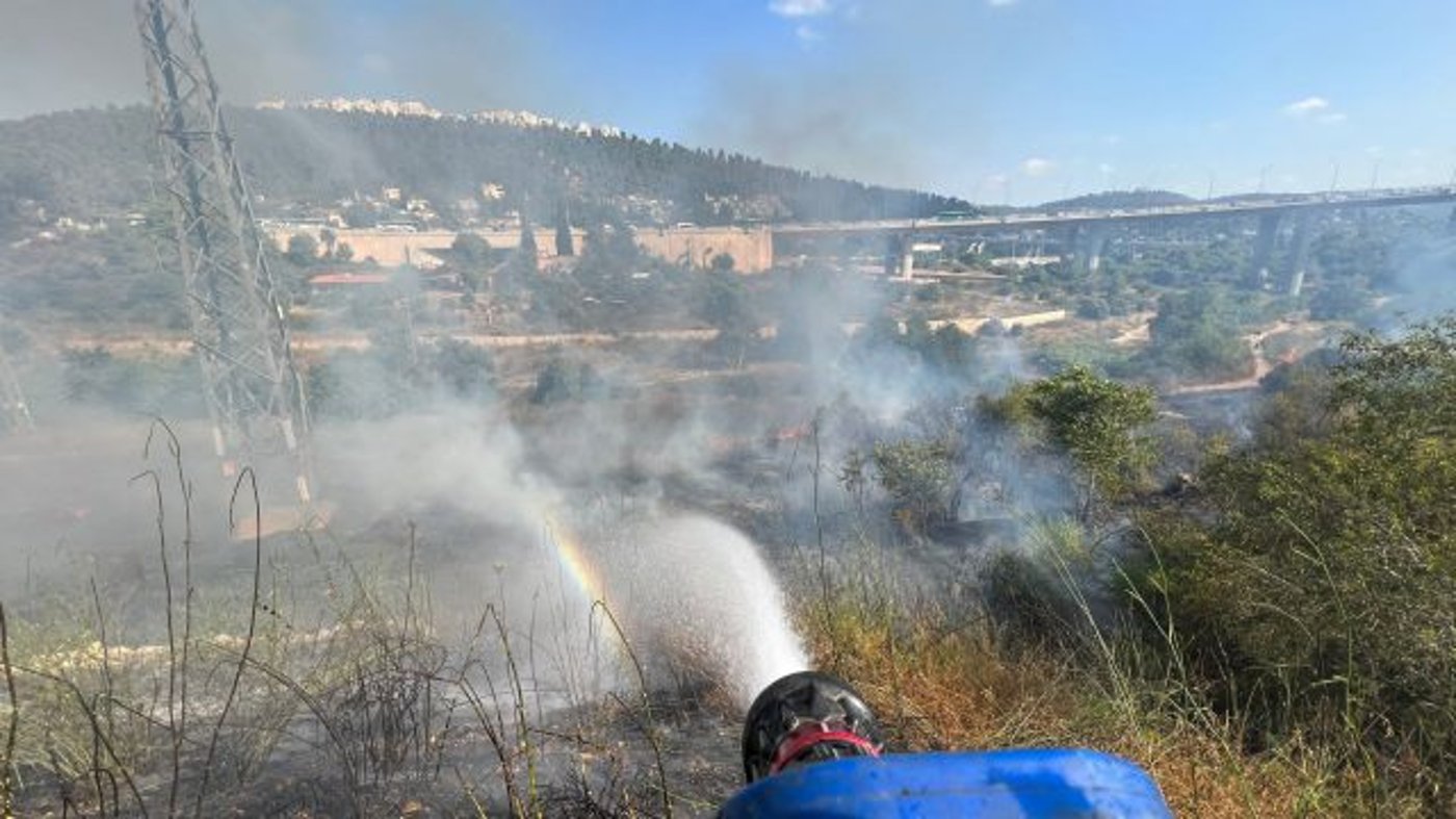 שריפה סמוך לכביש 1; הושגה שליטה על האש