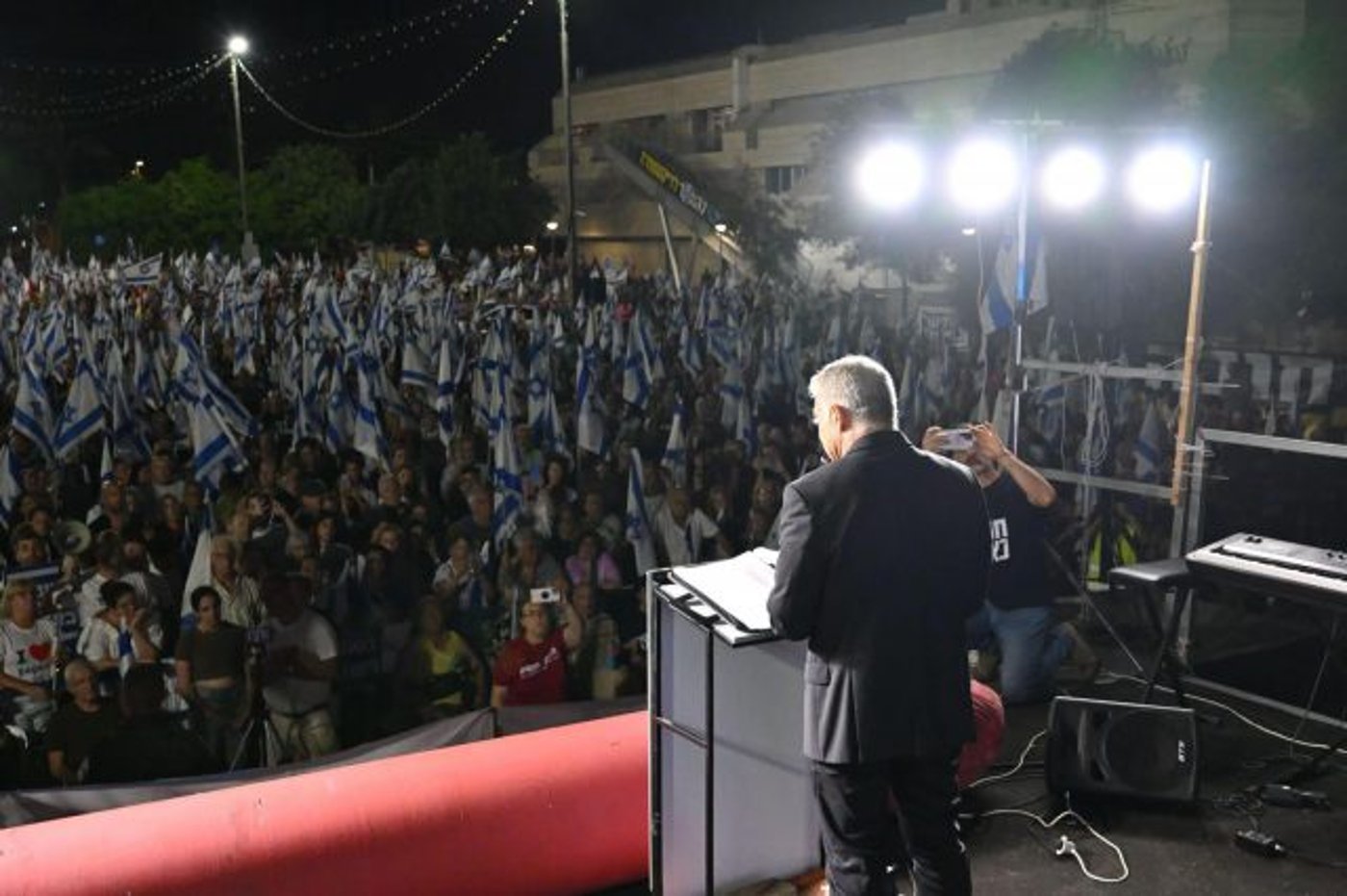 יאיר לפיד בהפגנה היום ברעננה