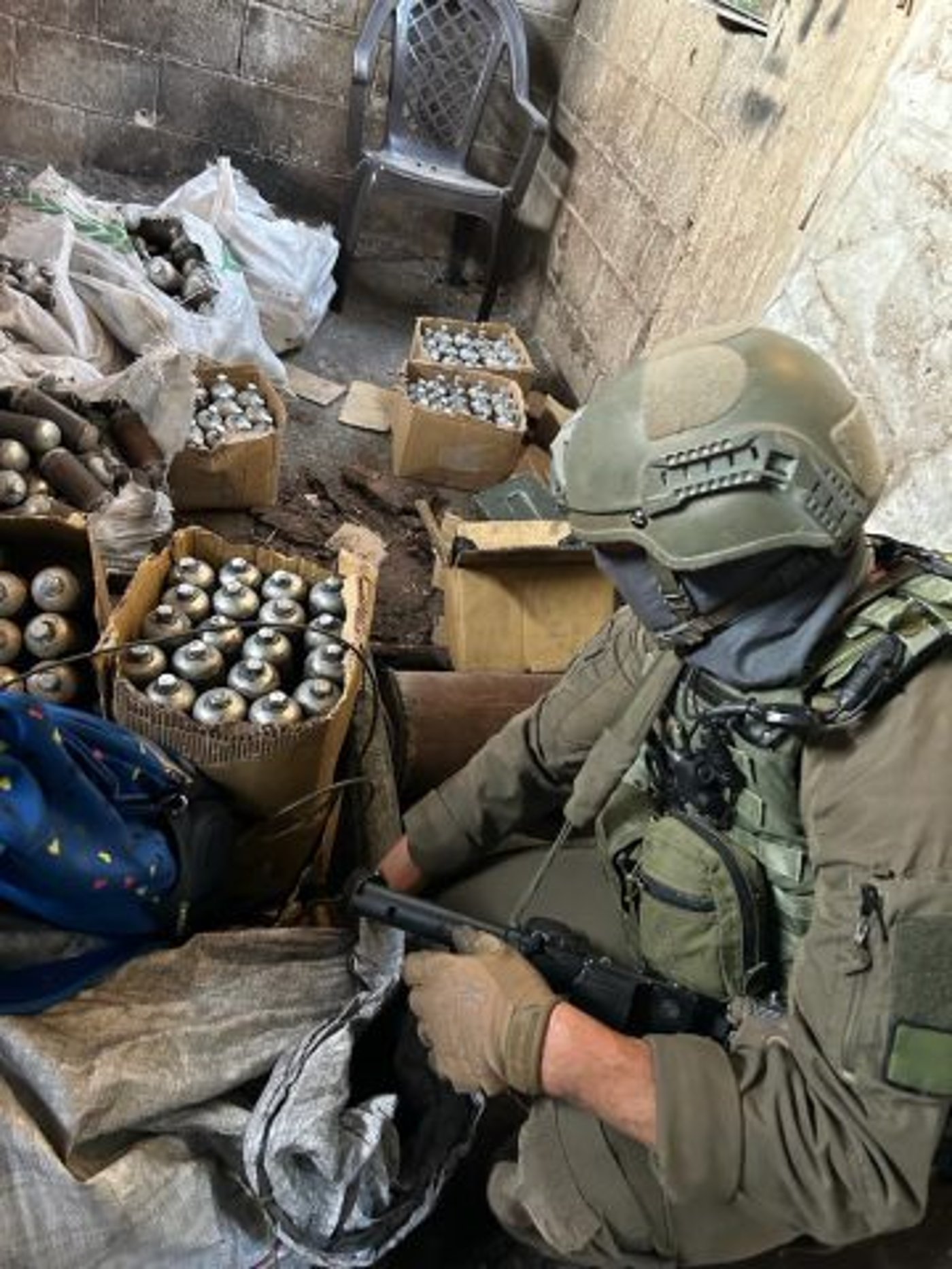חלק מהאמל"ח שנמצא במעבדה