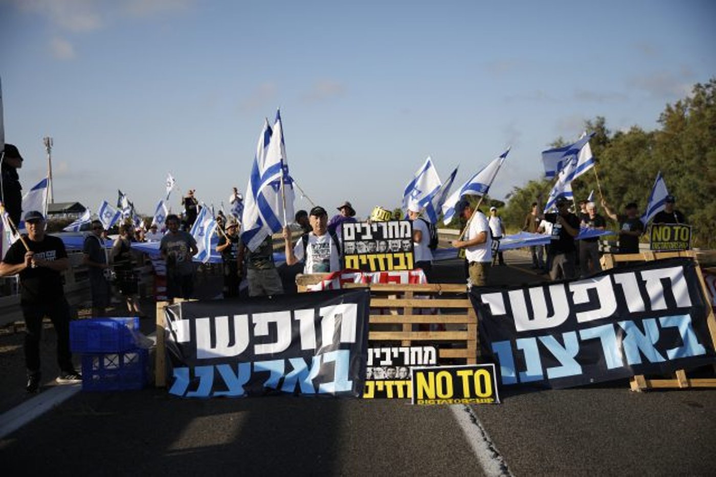 כביש החוף חסום לתנועה (שיר תורם/פלאש90