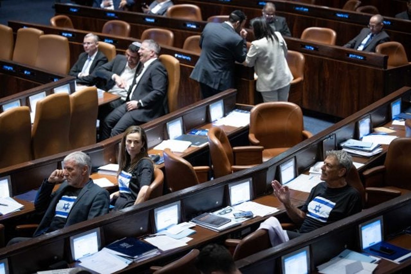 חברי האופוזיציה עם חולצות מחאה
