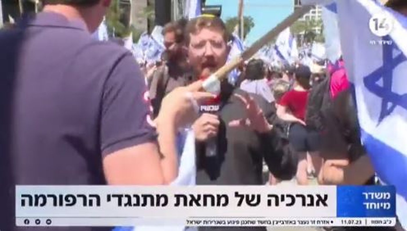 מפגינים מפריעים לשידור (מתוך ערוץ 14)