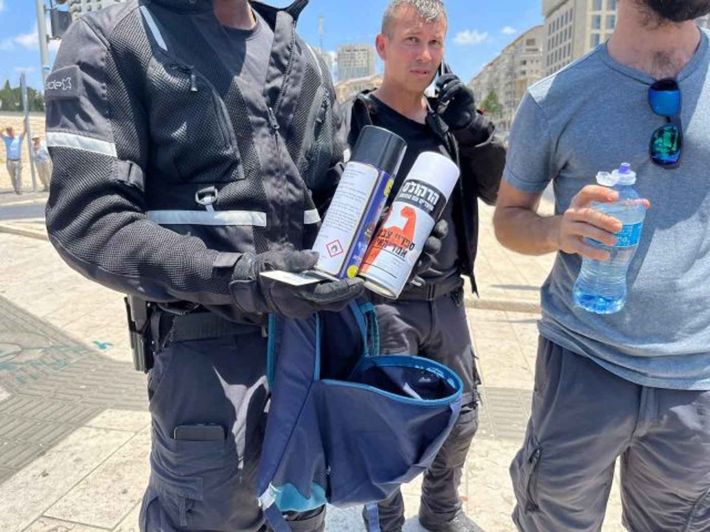 מכלי הצבע שנתפסו
