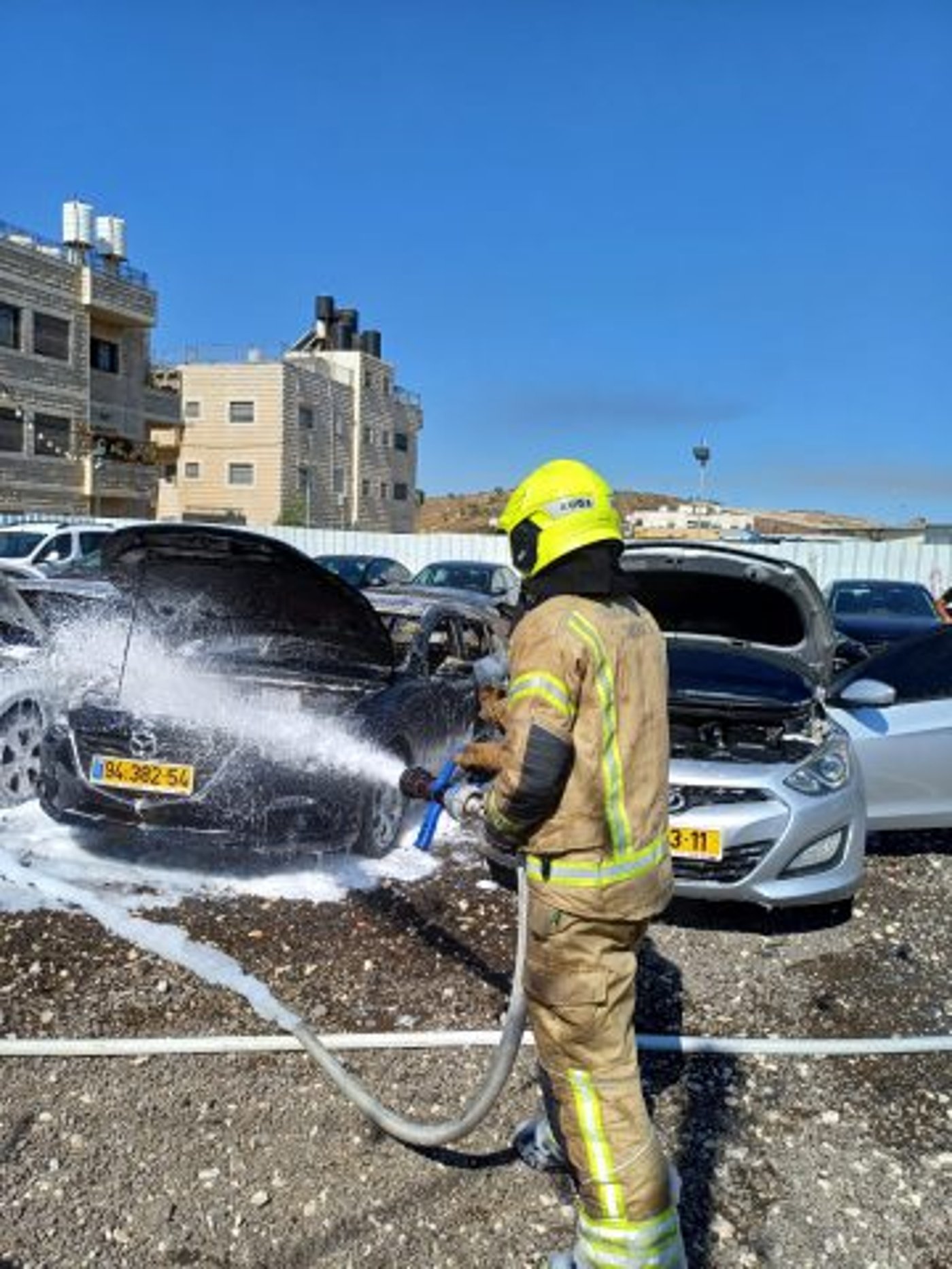 כלי רכב פרטיים עלו באש במזרח ירושלים