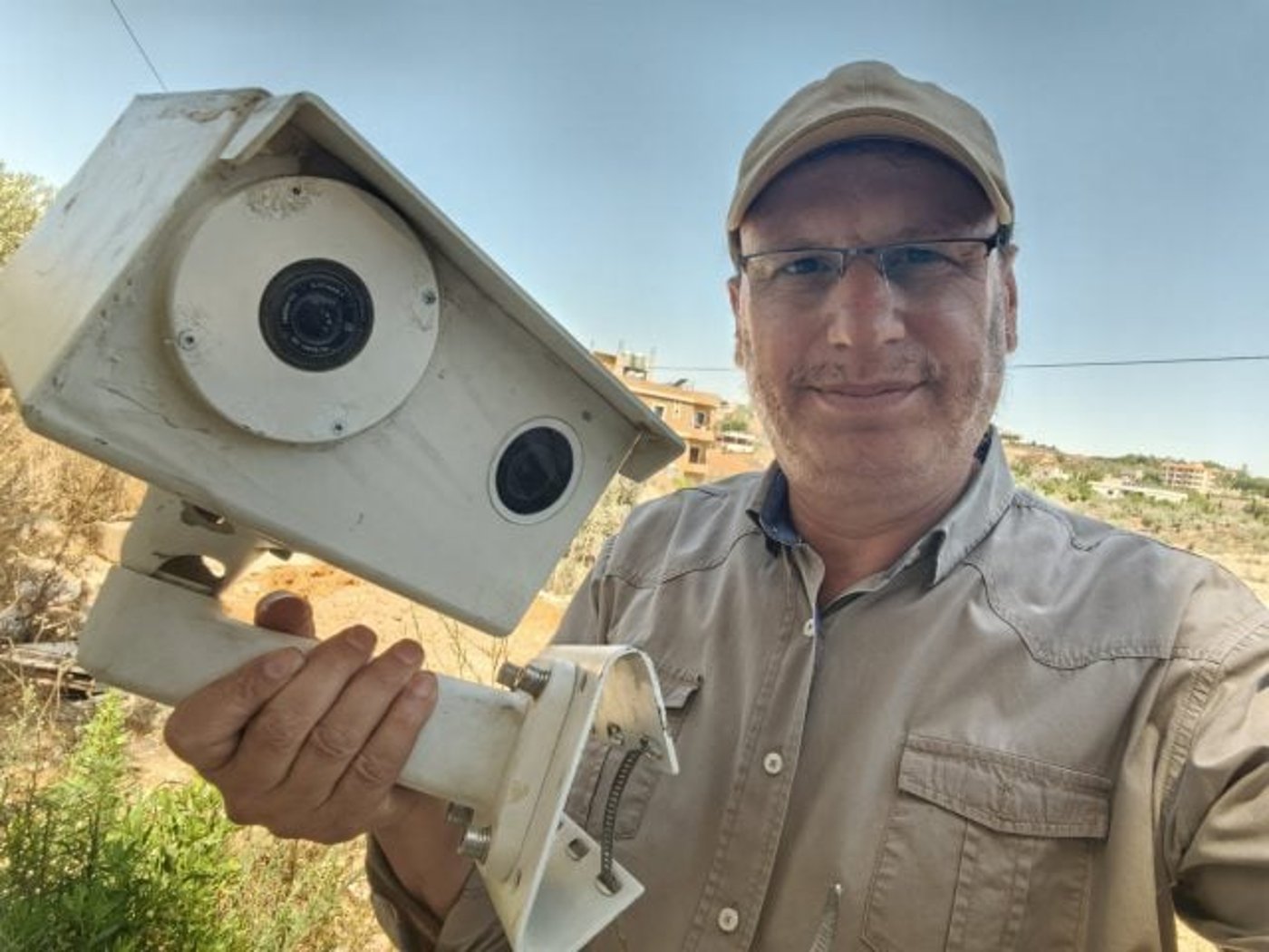 עלי שועיב עם מצלמת התצפית שנגנבה