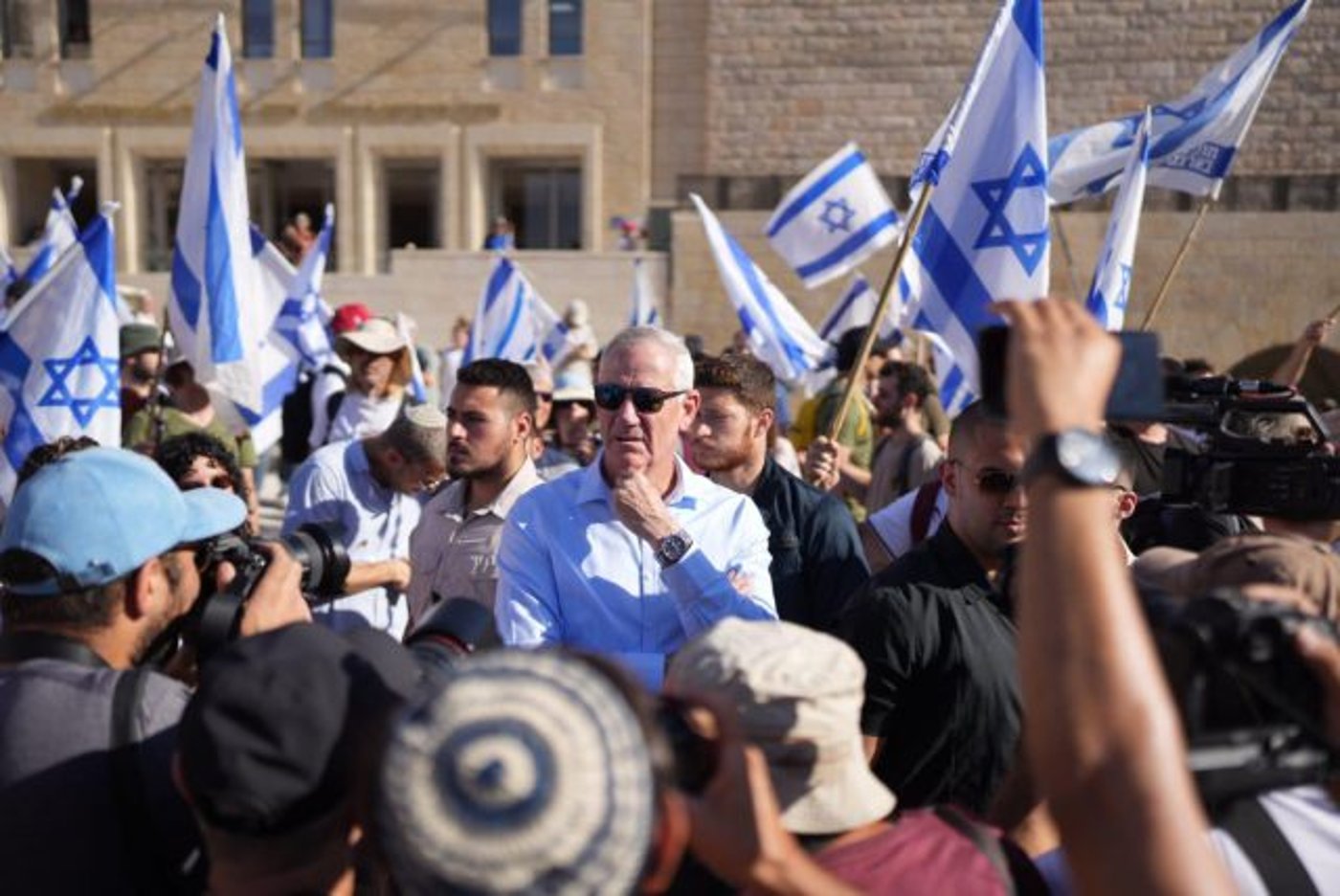 גנץ מוקדם יותר בתפילה בכותל