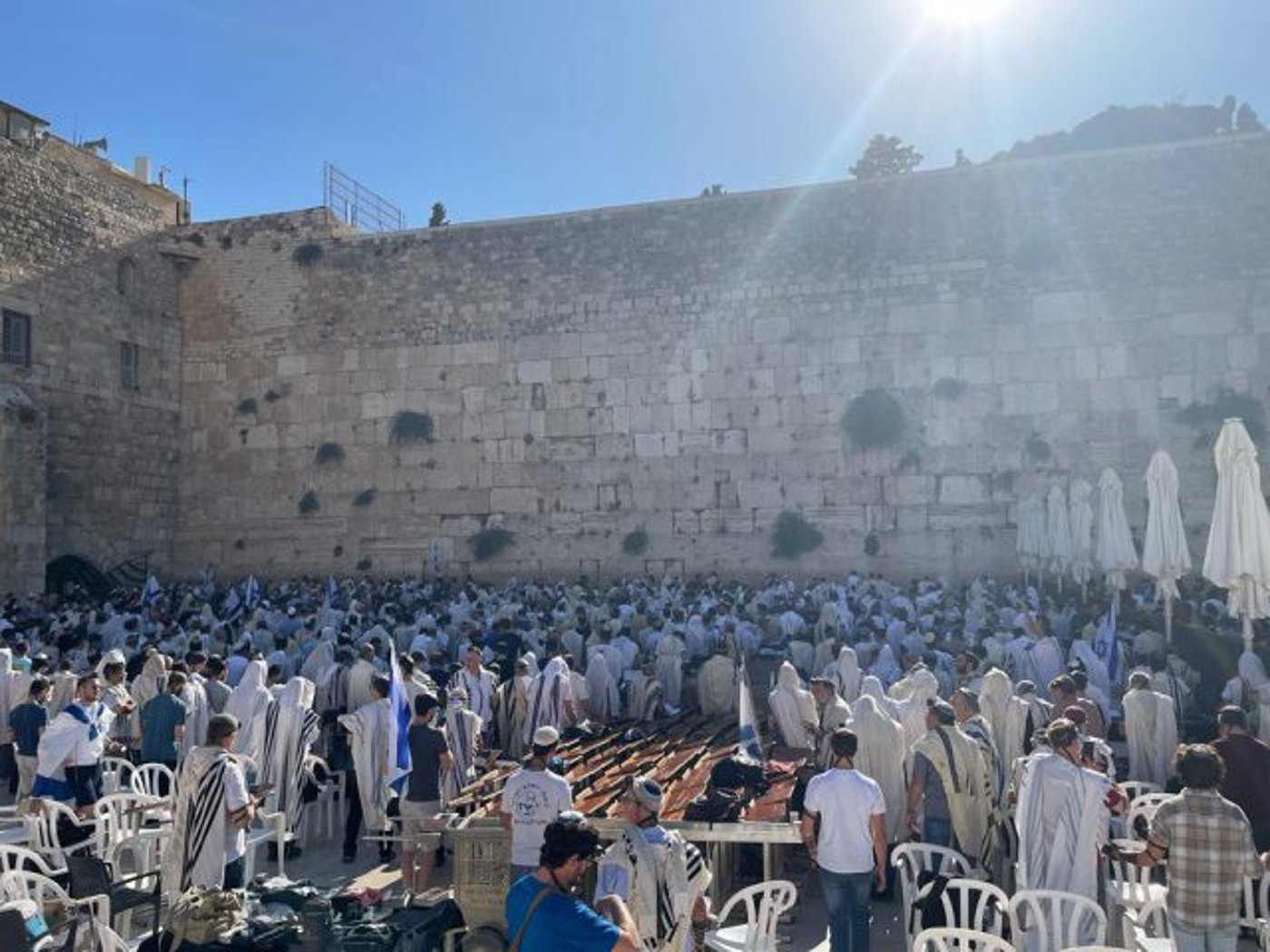 לפני הדיון: מאות מפגינים בכותל בתפילה לאחדות