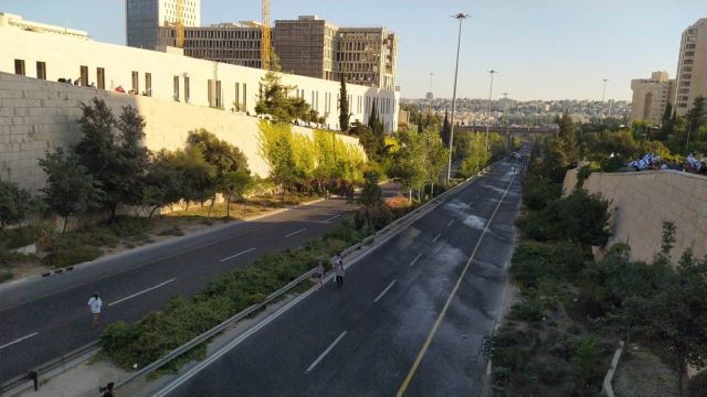 האנרכיה: מפגינים חסמו את כביש בגין ופונו. צפו