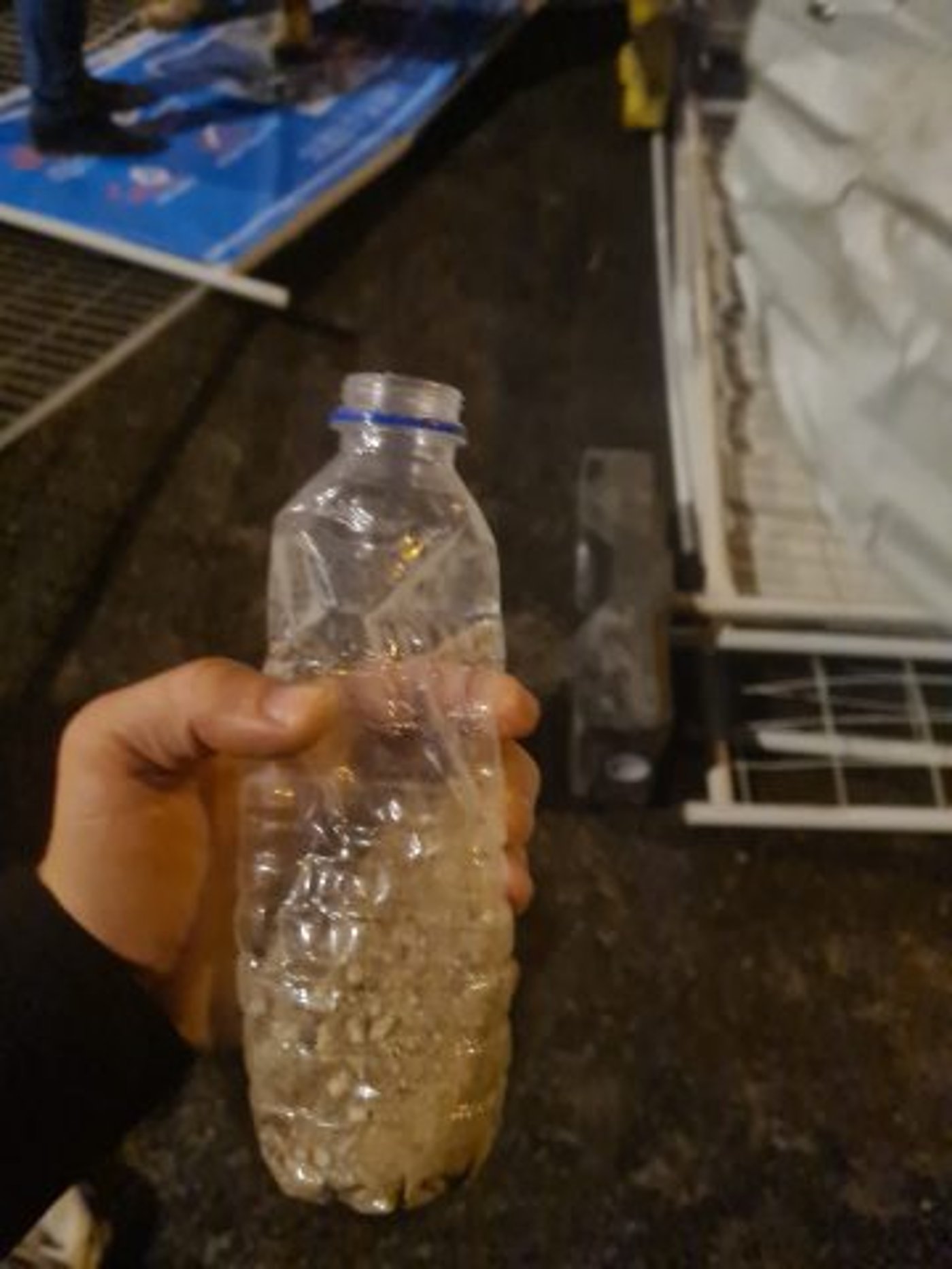 בקבוק פלסטיק מלא בחול שנזרק על השוטרים (דוברות המשטרה)