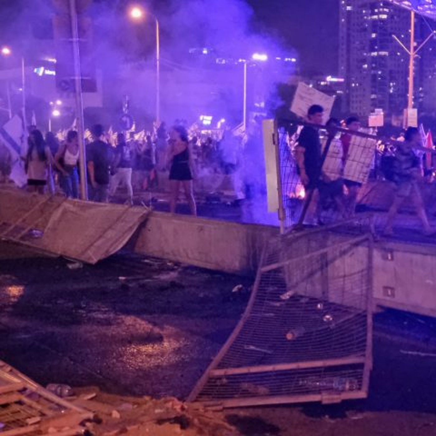 מפגינים הורסים גדרות הפרדה בתל אביב (דוברות המשטרה)