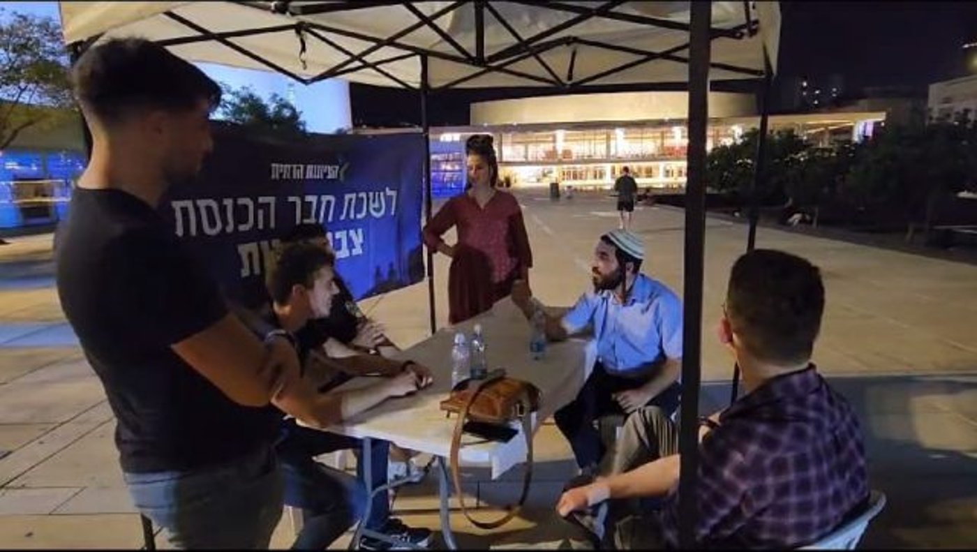 ח"כ סוכות עם מפגיני השמאל