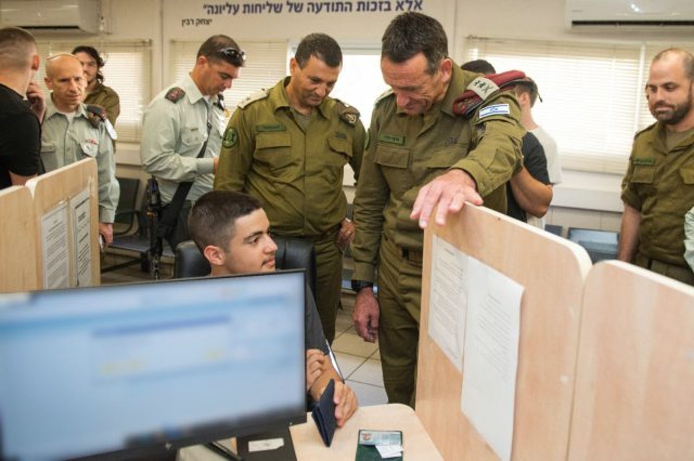 הרמטכל עם מתגייס טרי (דובר צהל)