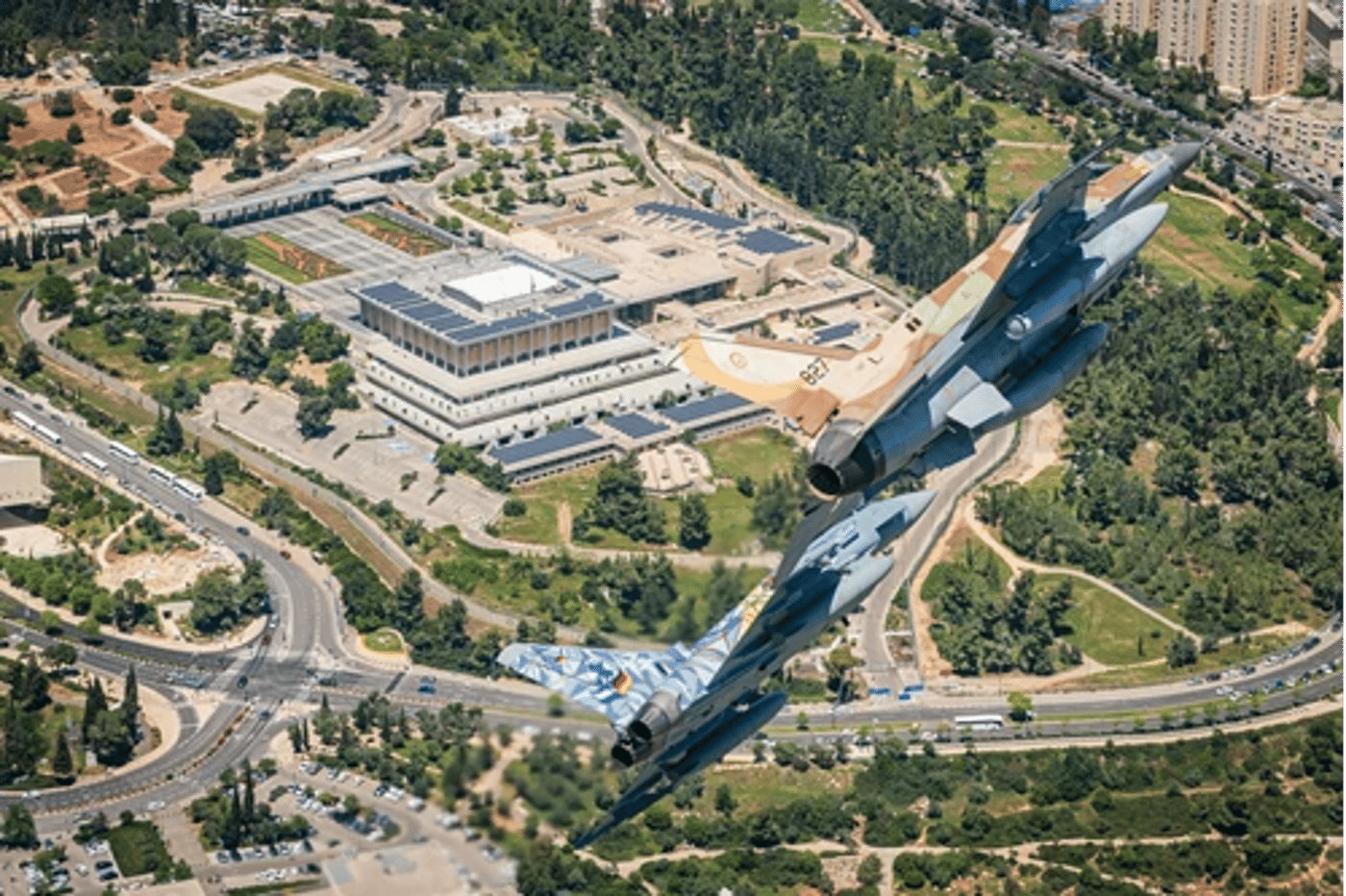 מטוס חיל האוויר הגרמני לצד מטוס חיל האוויר הישראלי מעל משכן הכנסת (אתר צה"ל)