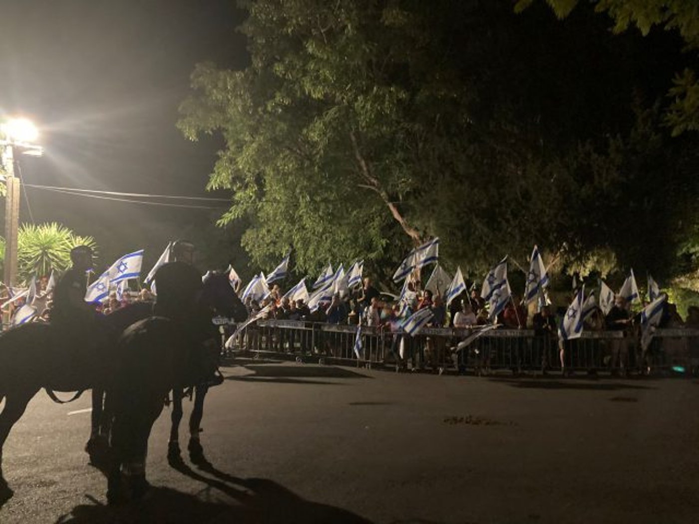שוב: מפגינים מול הכפר שבו נתניהו נופש