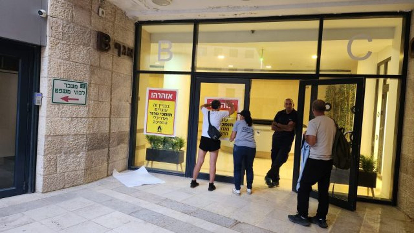 מיצג 'הקברים' נגד משרדי המפלגה: "לא נכנע להסתה"