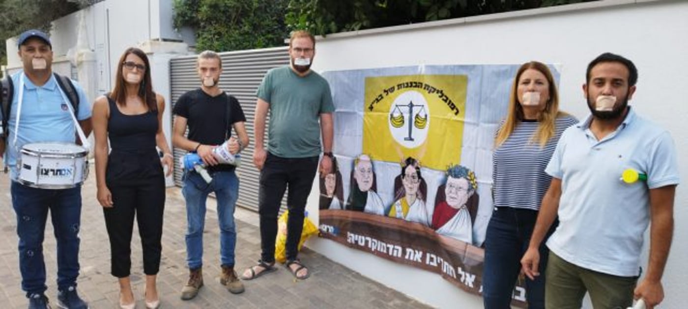 "סתימת פיות בלתי נתפסת": מחאה מול ביתה של חיות