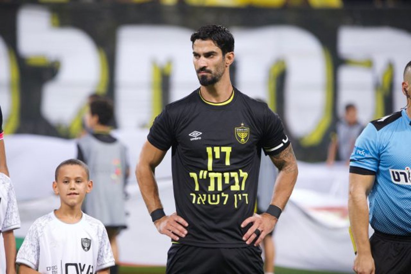 הקפטן, אופיר קריאף, עם החולצה החריגה