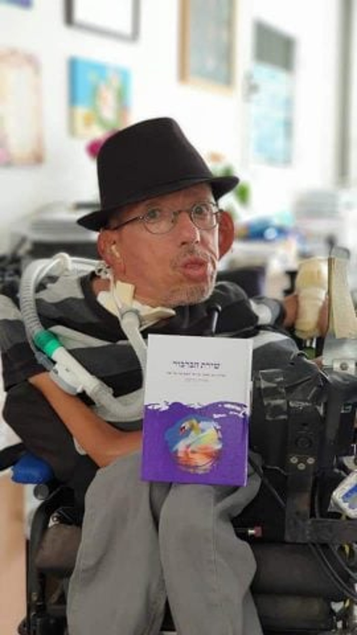 יגאל עם הספר שלו, "שירת הברבור" (ללא קרדיט)