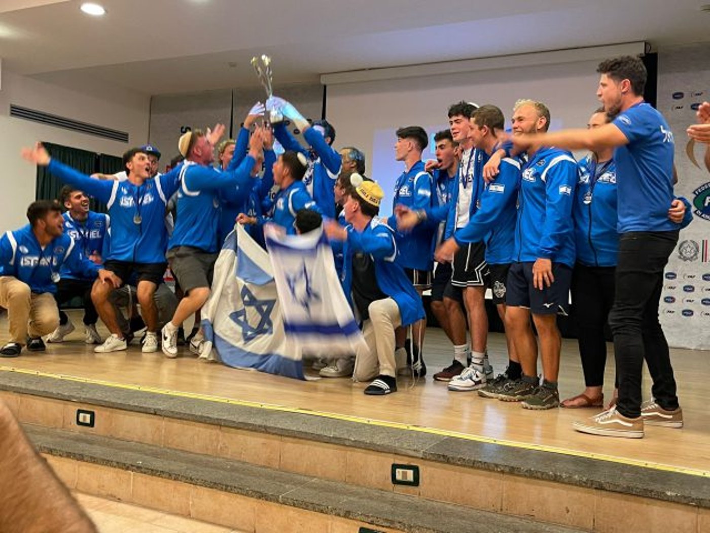 הנבחרת עם הגביע