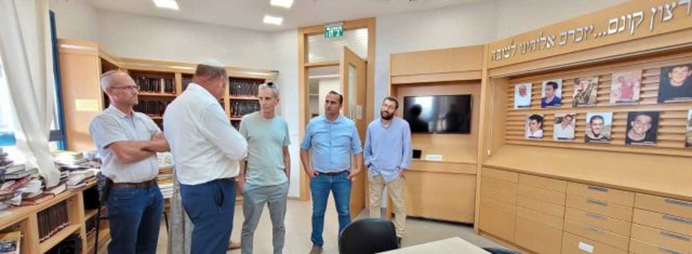 אברי גלעד ביקר בישוב עלי: "זזתי להיות ימני"