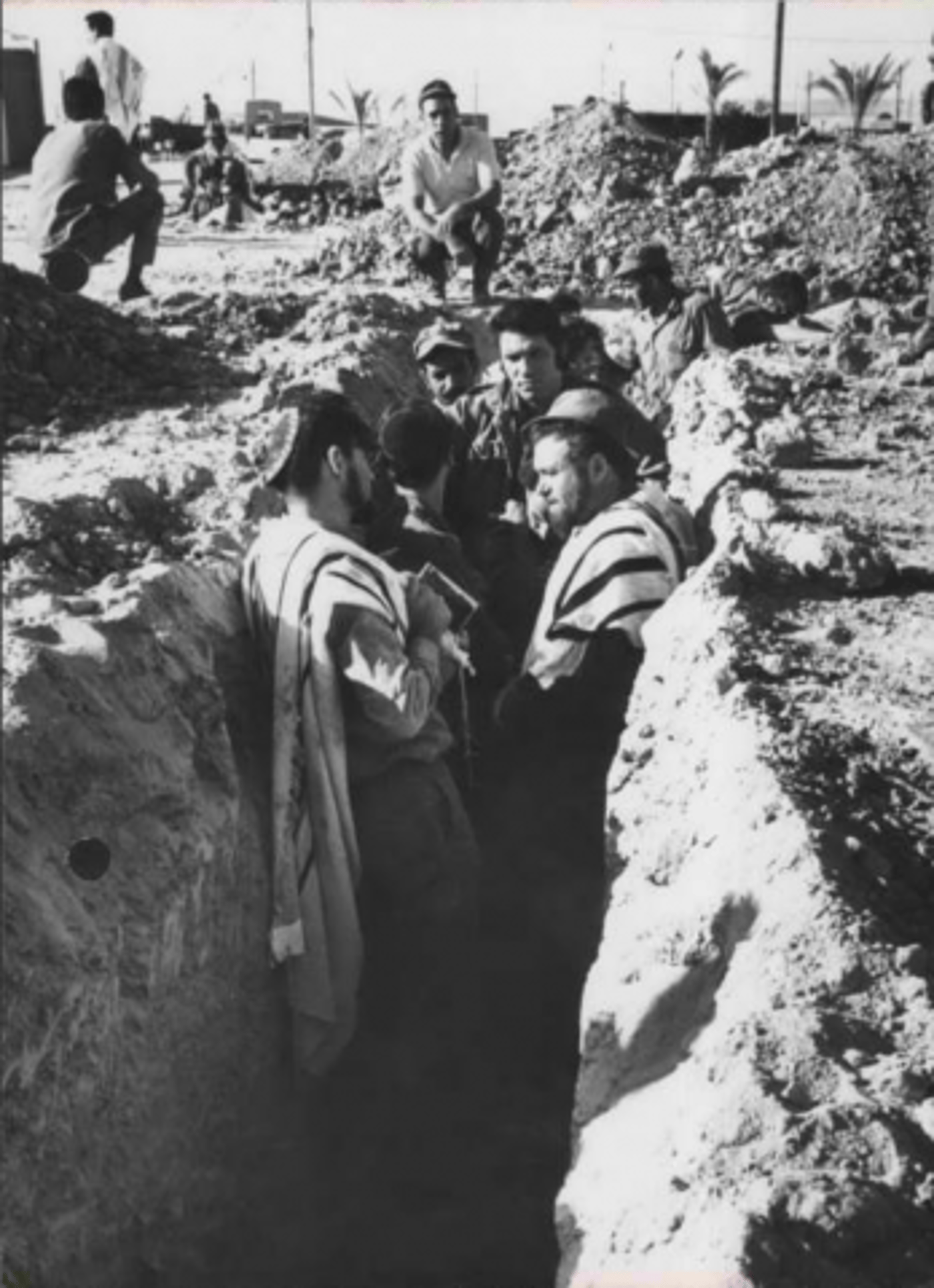 50 שנה למלחמה: מזהים את החיילים המתפללים?
