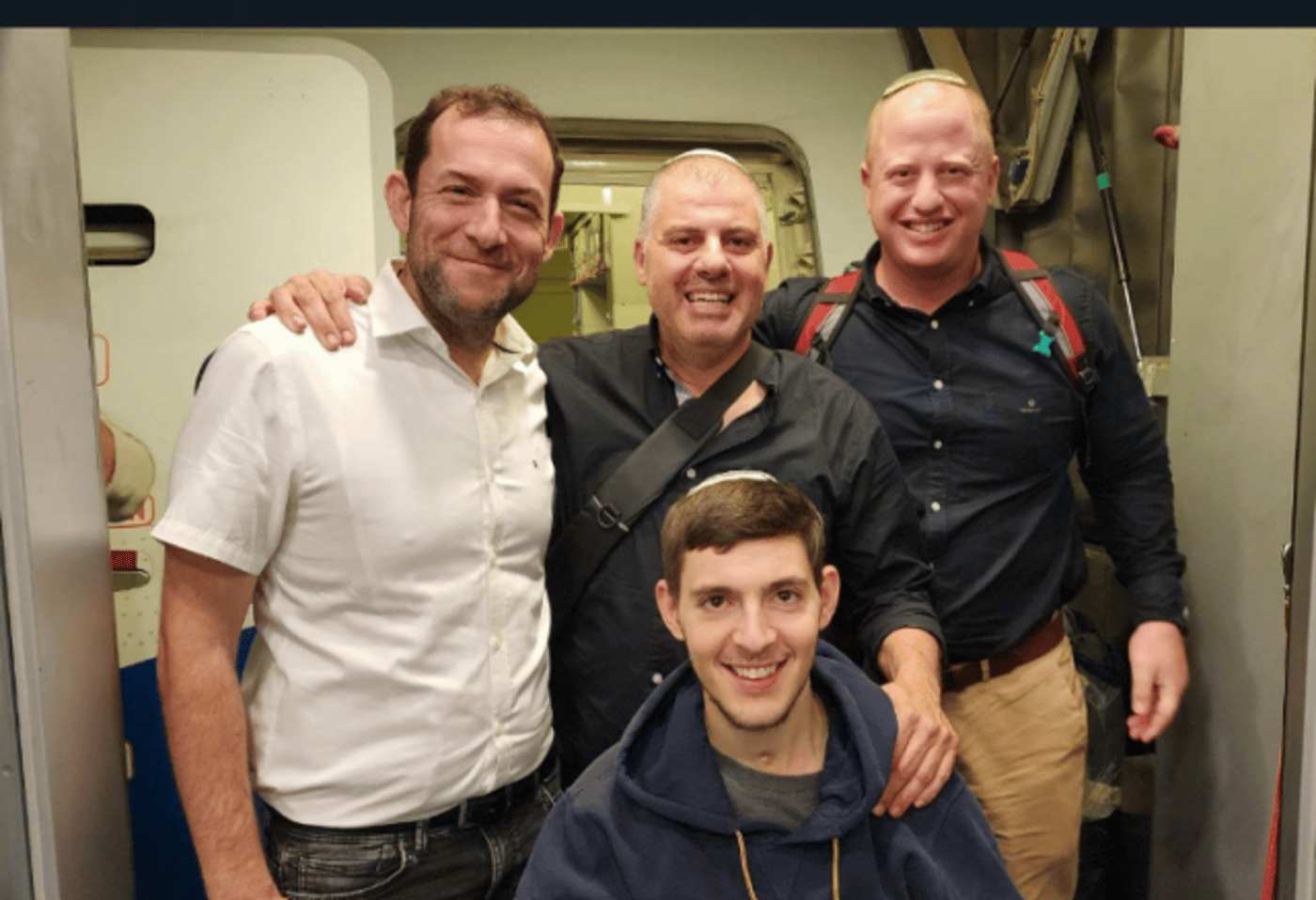 מרגש: פצוע הפיגוע בניה פרץ חזר לארץ. צפו