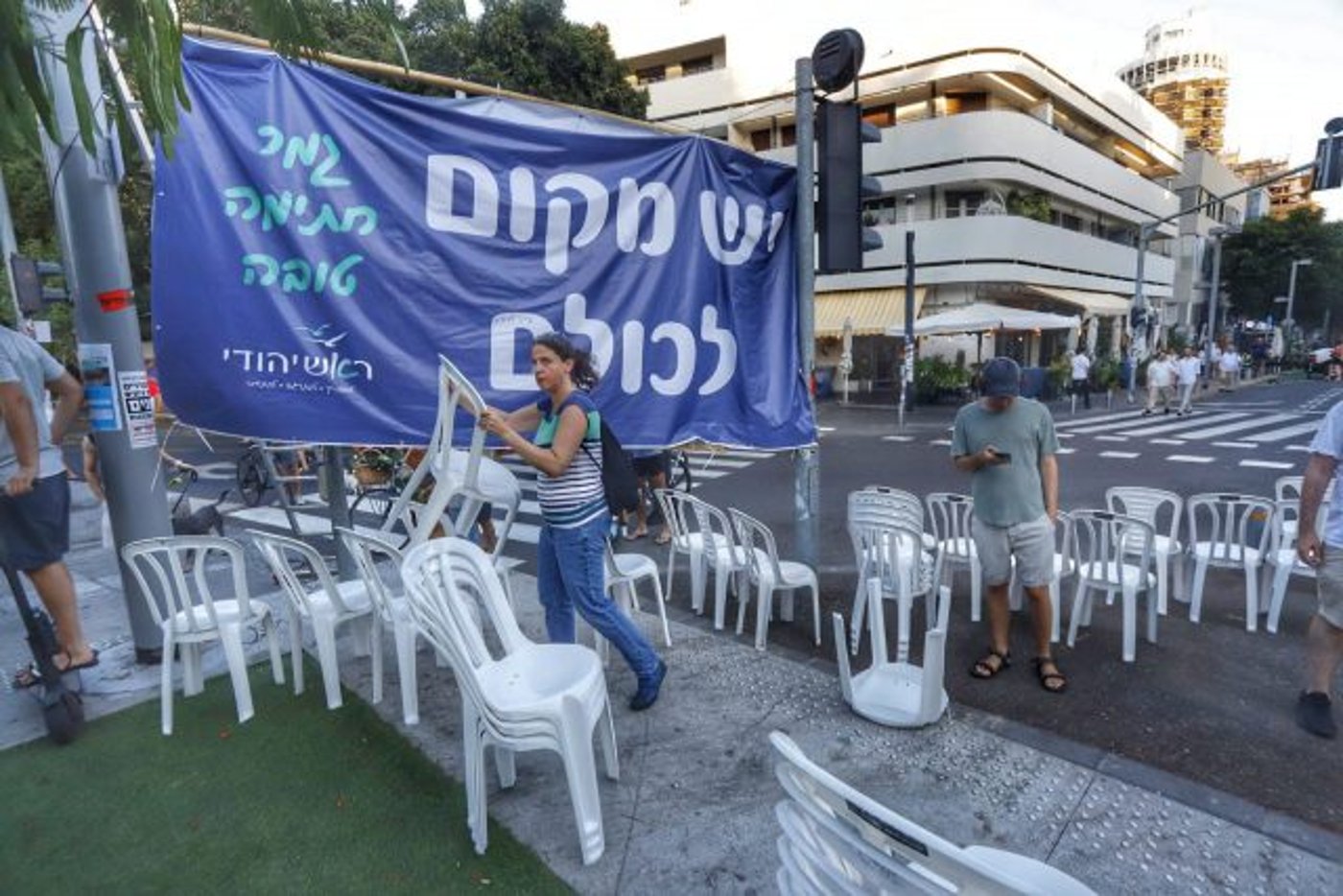 פעילי מחאה מקפלים את הכסאות בכיכר
