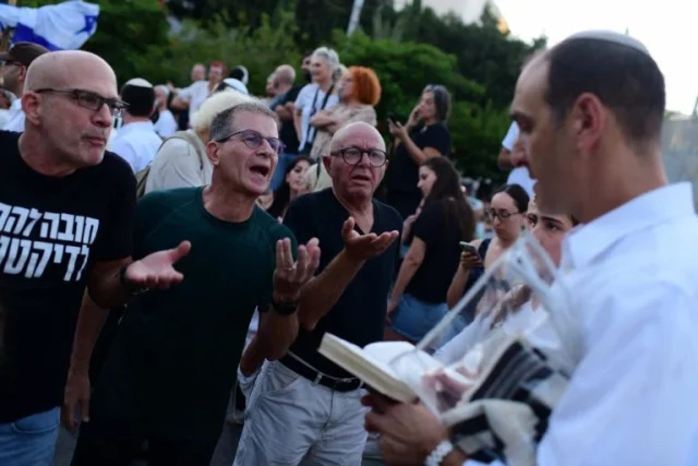 המפגינים מול המתפללים אמש