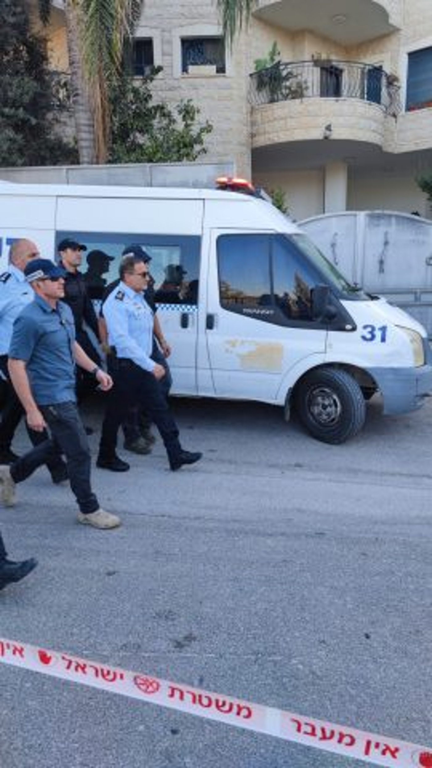 "לפחות 3 אנשים ירו מטווח קצר בנשק אוטומטי"
