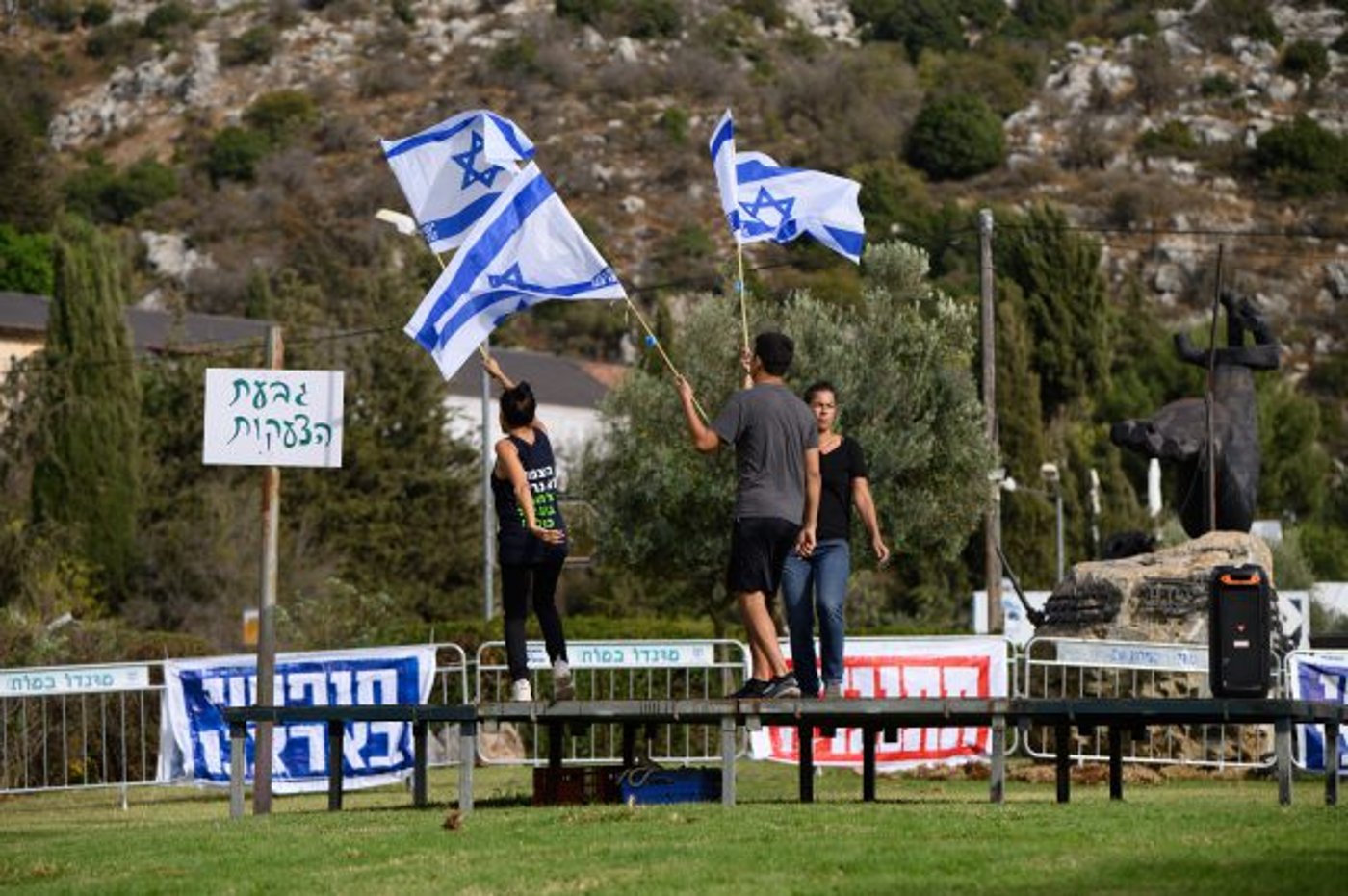 מפגינים ליד המלון