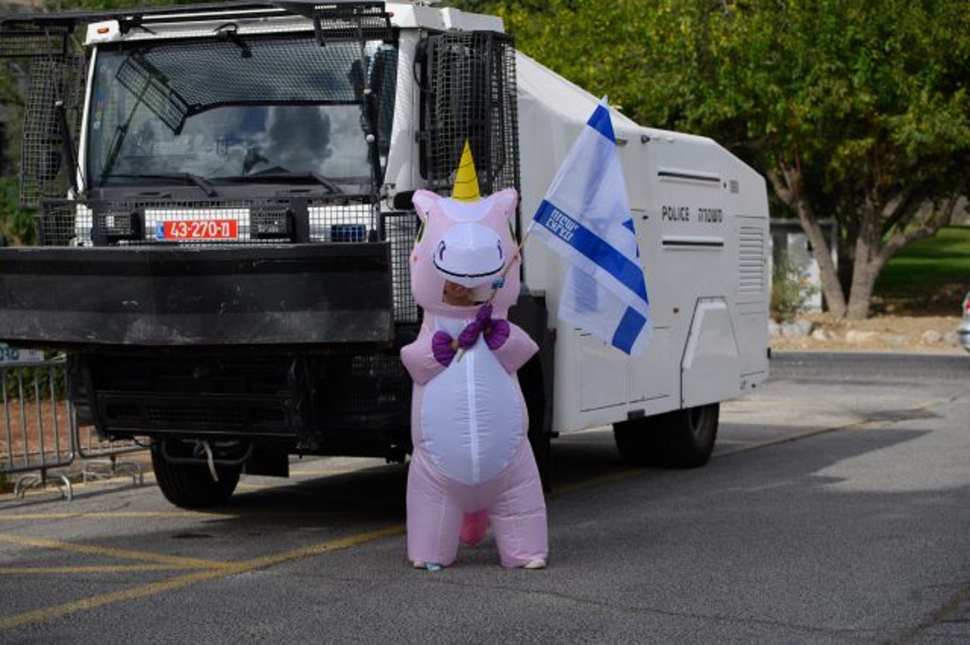 גם המפגינים חיכו: הזוג נתניהו הגיעו לנווה אטי"ב