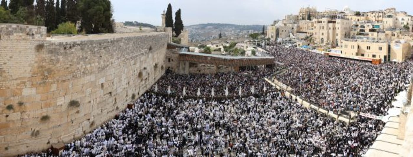 עשרות אלפי מתפללים בברכת הכהנים בכותל. צפו